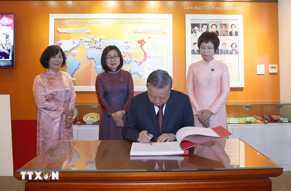Tổng Bí thư Tô Lâm ghi lưu bút tại phòng truyền thống Thông tấn xã Việt Nam. (Ảnh: Thống Nhất/TTXVN)