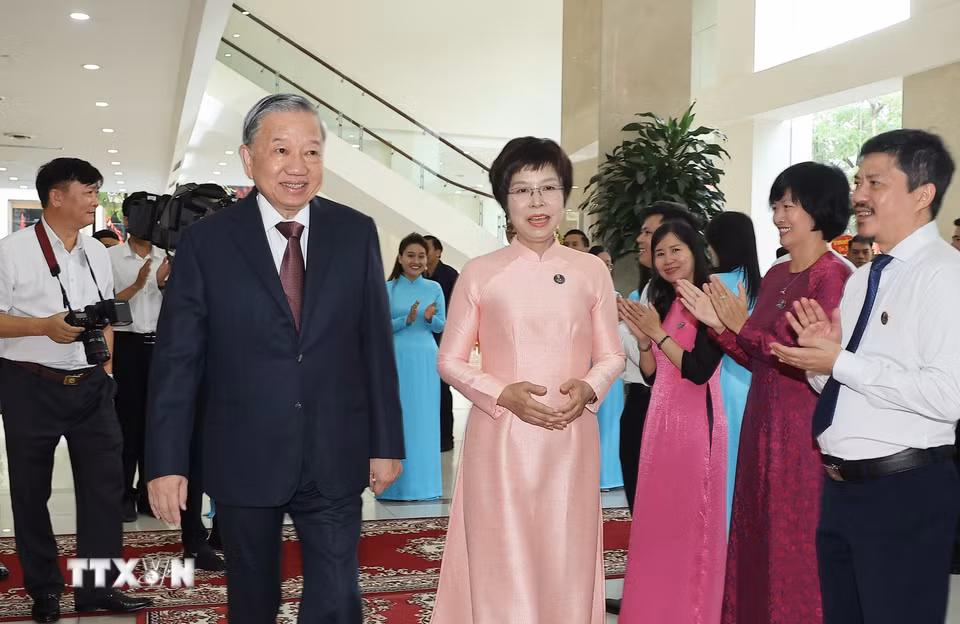 Tổng Giám đốc TTXVN Vũ Việt Trang đón Tổng Bí thư Tô Lâm dự Lễ kỷ niệm 80 năm Thông tấn xã Việt Nam. (Ảnh: Lâm Khánh/TTXVN)
