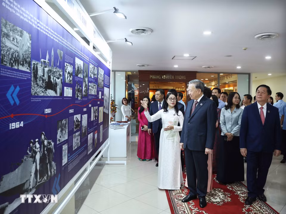 Tổng Bí thư Tô Lâm xem ảnh tư liệu 80 năm truyền thống Thông tấn xã Việt Nam (15/9/1945 -15/9/2025). (Ảnh: Thống Nhất/TTXVN)