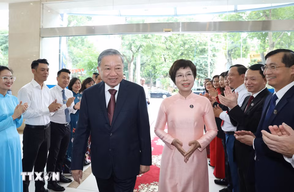 Tổng Giám đốc TTXVN Vũ Việt Trang đón Tổng Bí thư Tô Lâm dự Lễ kỷ niệm 80 năm Thông tấn xã Việt Nam. (Ảnh: Lâm Khánh/TTXVN)