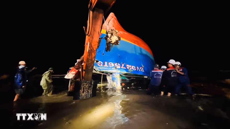 Xe cần cẩu hạng nặng đã nâng được phần đầu con tàu gặp nạn. (Ảnh: Nguyên Linh/TTXVN)