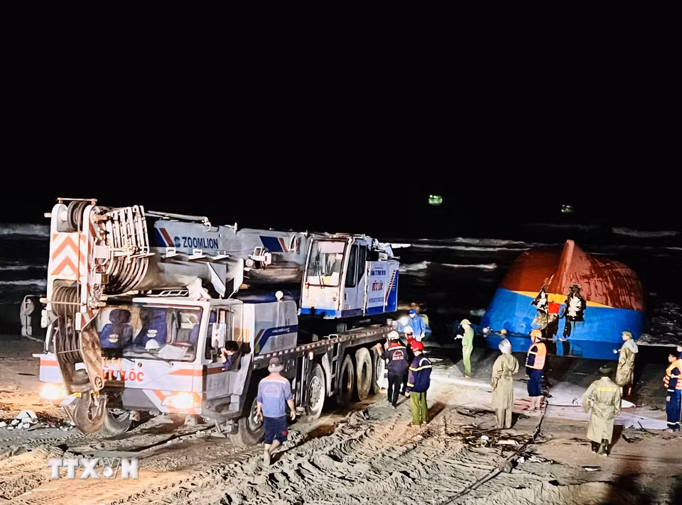 Xe cần cẩu hạng nặng được huy động đến hiện trường để trục vớt tàu gặp nạn.(Ảnh: Nguyên Linh/TTXVN)