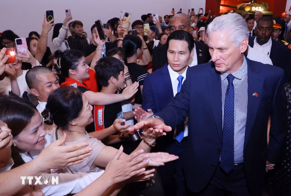 Bí thư Thứ nhất, Chủ tịch nước Cuba Miguel Díaz-Canel Bermúdez và Phu nhân giao lưu với người dân tại Bảo tàng Lịch sử Quân sự Việt Nam. (Ảnh: Văn Điệp/TTXVN)