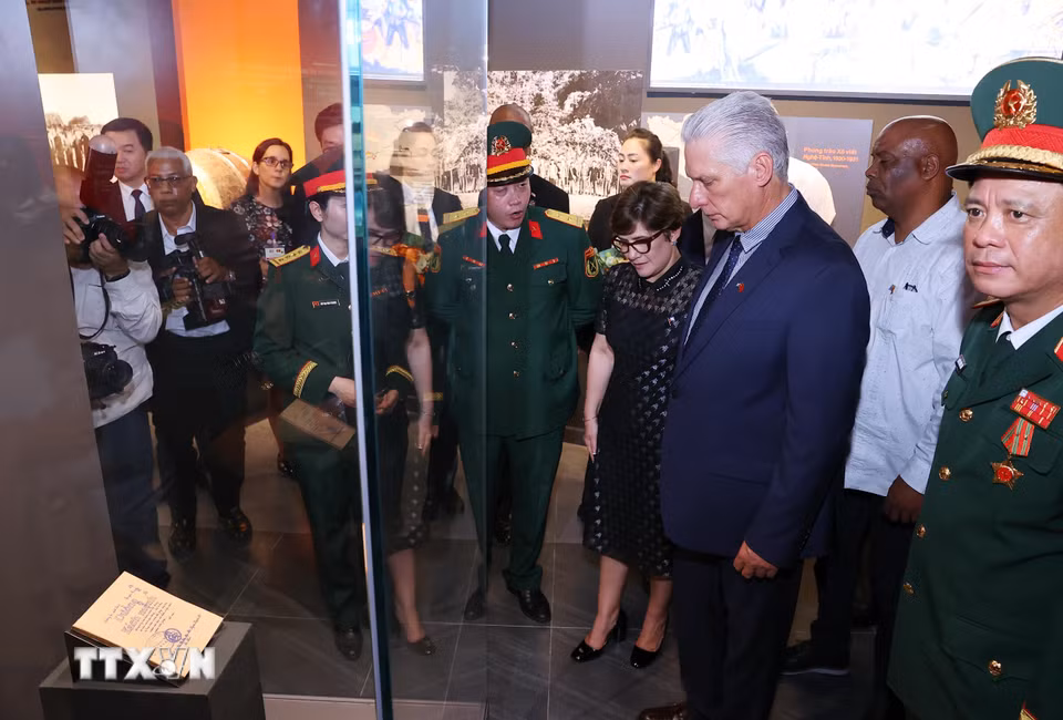 Bí thư Thứ nhất, Chủ tịch nước Cuba Miguel Díaz-Canel Bermúdez và Phu nhân tham quan các khu trưng bày hiện vật thời chiến tranh tại Bảo tàng Lịch sử Quân sự Việt Nam.(Ảnh: Văn Điệp/TTXVN)