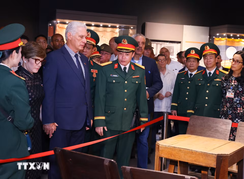 Bí thư Thứ nhất, Chủ tịch nước Cuba Miguel Díaz-Canel Bermúdez và Phu nhân tham quan trưng bày hiện vật thời chiến tranh tại Bảo tàng Lịch sử Quân sự Việt Nam. (Ảnh: Văn Điệp/TTXVN)
