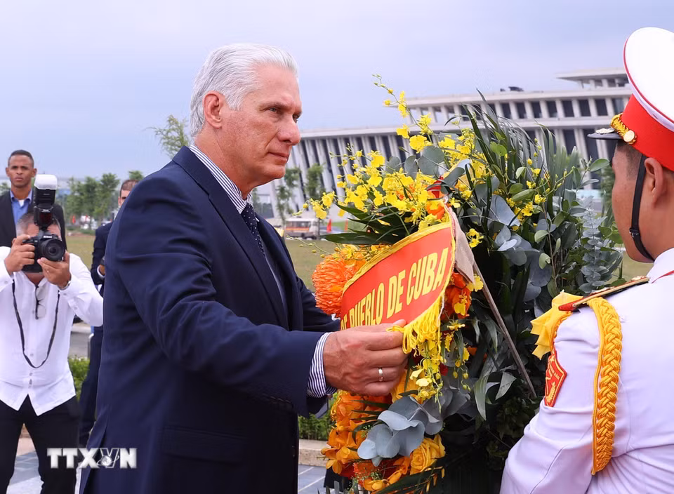 Bí thư Thứ nhất, Chủ tịch nước Cuba Miguel Díaz-Canel Bermúdez và Phu nhân tới đặt vòng hoa tại cụm tượng tri ân các chuyên gia quân sự Cuba tại Bảo tàng Lịch sử Quân sự Việt Nam. (Ảnh: Văn Điệp/TTXVN)