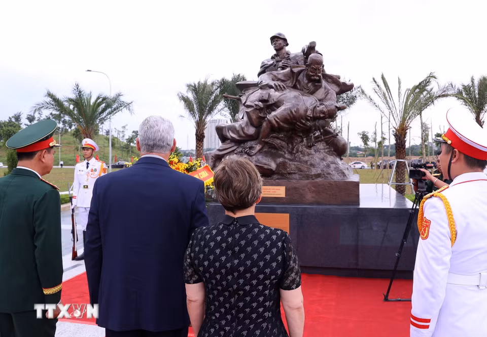 Bí thư Thứ nhất, Chủ tịch nước Cuba Miguel Díaz-Canel Bermúdez và Phu nhân tới đặt vòng hoa tại cụm tượng tri ân các chuyên gia quân sự Cuba tại Bảo tàng Lịch sử Quân sự Việt Nam. (Ảnh: Văn Điệp/TTXVN)