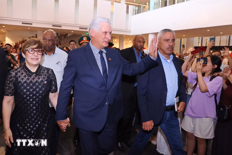 Bí thư Thứ nhất, Chủ tịch nước Cuba Miguel Díaz-Canel Bermúdez và Phu nhân vẫy tay chào người dân tại Bảo tàng Lịch sử Quân sự Việt Nam. (Ảnh: Văn Điệp/TTXVN)