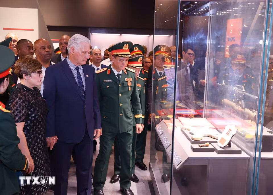 Bí thư Thứ nhất, Chủ tịch nước Cuba Miguel Díaz-Canel Bermúdez bày tỏ sự ấn tượng và ngưỡng mộ sâu sắc trước những hiện vật lịch sử mang tính biểu tượng của chủ nghĩa anh hùng cách mạng Việt Nam. (Ảnh: Văn Điệp/TTXVN)