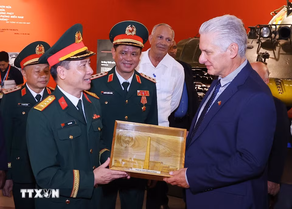 Đại tá Lê Vũ Huy, Giám đốc Bảo tàng Lịch sử Quân sự Việt Nam tặng quà lưu niệm cho đồng chí Miguel Díaz-Canel Bermúdez, Bí thư Thứ nhất, Chủ tịch nước Cuba. (Ảnh: Văn Điệp/TTXVN)