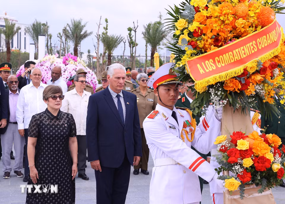Bí thư Thứ nhất, Chủ tịch nước Cuba Miguel Díaz-Canel Bermúdez và Phu nhân tới đặt vòng hoa tại cụm tượng tri ân các chuyên gia quân sự Cuba tại Bảo tàng Lịch sử Quân sự Việt Nam. (Ảnh: Văn Điệp/TTXVN)