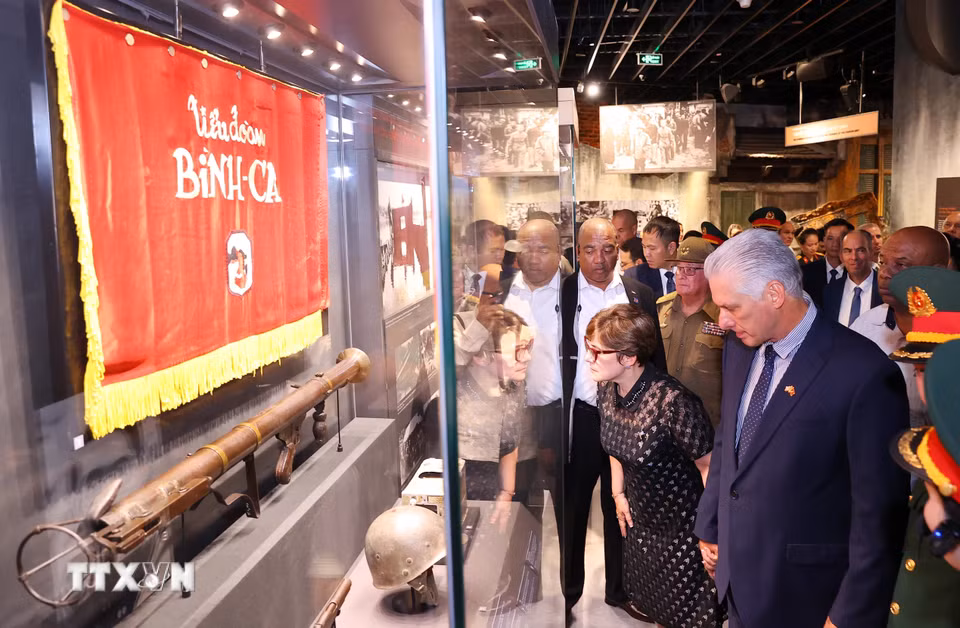 Bí thư Thứ nhất, Chủ tịch nước Cuba Miguel Díaz-Canel Bermúdez và Phu nhân tham quan các khu trưng bày hiện vật thời chiến tranh tại Bảo tàng Lịch sử Quân sự Việt Nam. (Ảnh: Văn Điệp/TTXVN)