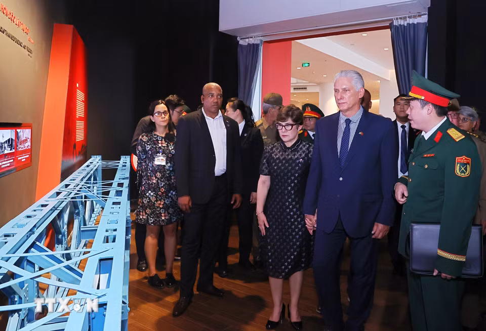 Bí thư Thứ nhất, Chủ tịch nước Cuba Miguel Díaz-Canel Bermúdez bày tỏ sự ấn tượng và ngưỡng mộ sâu sắc trước những hiện vật lịch sử mang tính biểu tượng của chủ nghĩa anh hùng cách mạng Việt Nam. (Ảnh: Văn Điệp/TTXVN)