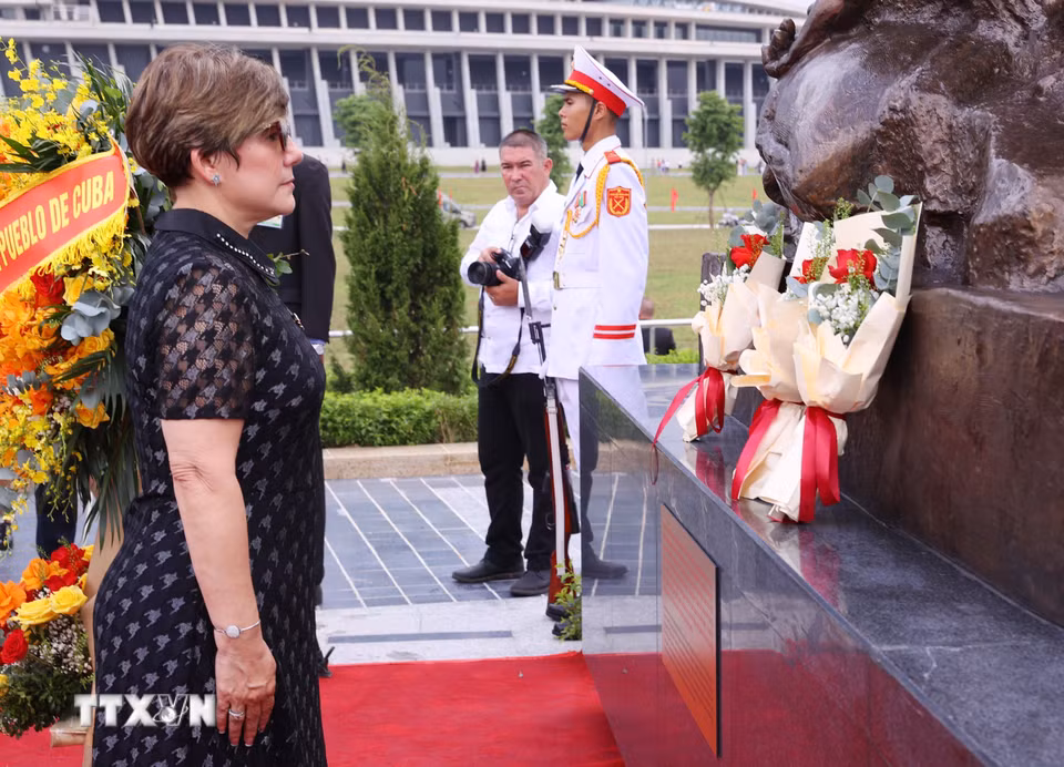 Phu nhân Bí thư Thứ nhất, Chủ tịch nước Cuba Miguel Díaz-Canel Bermúdez đặt vòng hoa tại cụm tượng tri ân các chuyên gia quân sự Cuba tại Bảo tàng Lịch sử Quân sự Việt Nam. (Ảnh: Văn Điệp/TTXVN)