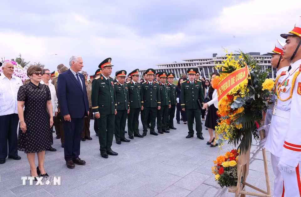 Bí thư Thứ nhất, Chủ tịch nước Cuba Miguel Díaz-Canel Bermúdez và Phu nhân tới đặt vòng hoa tại cụm tượng tri ân các chuyên gia quân sự Cuba tại Bảo tàng Lịch sử Quân sự Việt Nam. (Ảnh: Văn Điệp/TTXVN)