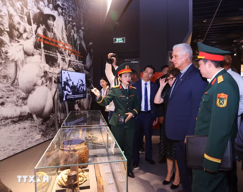 Bí thư Thứ nhất, Chủ tịch nước Cuba Miguel Díaz-Canel Bermúdez bày tỏ sự ấn tượng và ngưỡng mộ sâu sắc trước những hiện vật lịch sử mang tính biểu tượng của chủ nghĩa anh hùng cách mạng Việt Nam. (Ảnh: Văn Điệp/TTXVN)