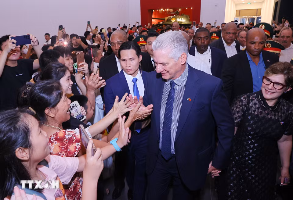 Bí thư Thứ nhất, Chủ tịch nước Cuba Miguel Díaz-Canel Bermúdez và Phu nhân giao lưu với người dân tại Bảo tàng Lịch sử Quân sự Việt Nam. (Ảnh: Văn Điệp/TTXVN)