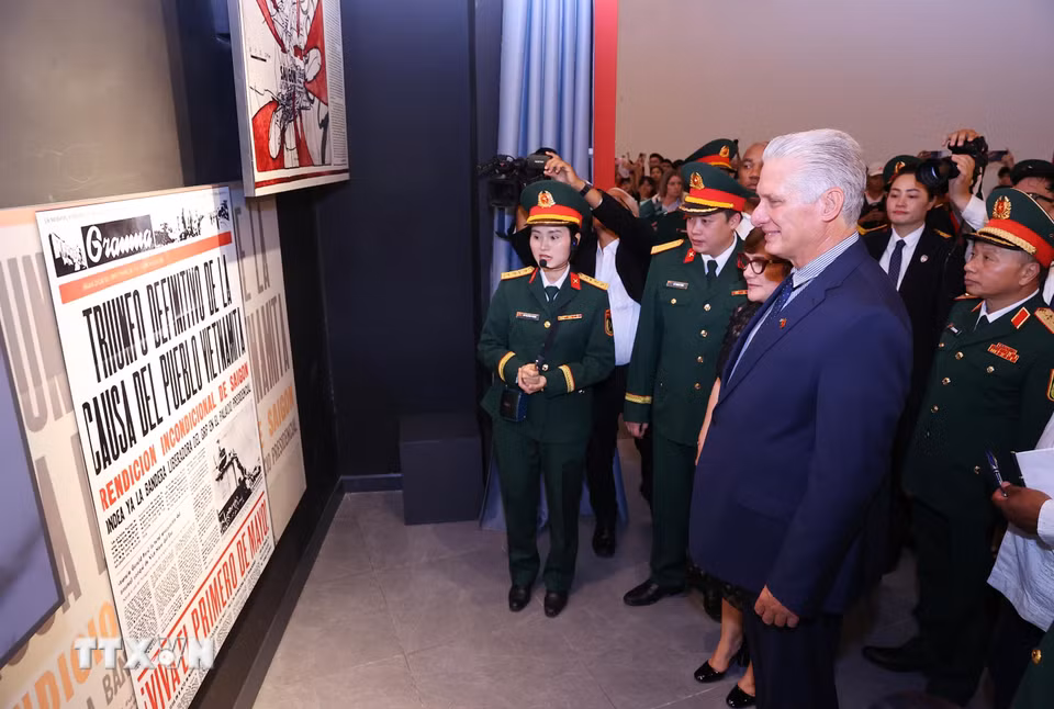 Bí thư Thứ nhất, Chủ tịch nước Cuba Miguel Díaz-Canel Bermúdez và Phu nhân tham quan trưng bày hiện vật thời chiến tranh tại Bảo tàng Lịch sử Quân sự Việt Nam. (Ảnh: Văn Điệp/TTXVN)
