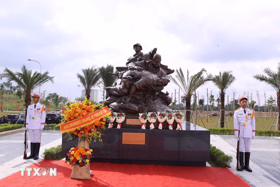 Cụm tượng tri ân các chuyên gia quân sự Cuba tại Bảo tàng Lịch sử Quân sự Việt Nam. (Ảnh: Văn Điệp/TTXVN)