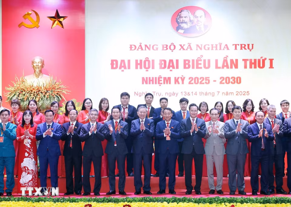 (Ảnh: Thống Nhất/TTXVN)Tổng Bí thư Tô Lâm và đại biểu với Ban Chấp hành Đảng bộ xã Nghĩa Trụ nhiệm kỳ 2025-2030. (Ảnh: Thống Nhất/TTXVN)