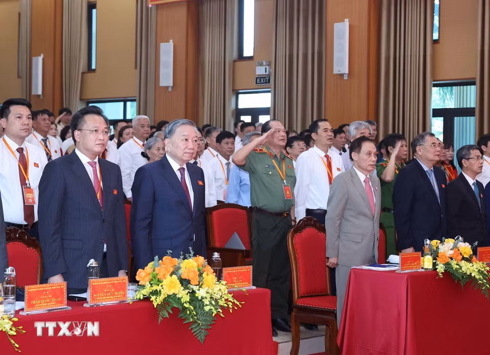 Tổng Bí thư Tô Lâm và các đại biểu thực hiện nghi lễ chào cờ.(Ảnh: Thống Nhất/TTXVN)