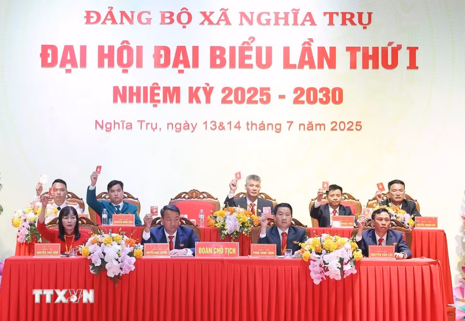 Các đại biểu biểu quyết thông qua dự thảo Nghị quyết đại hội. (Ảnh: Thống Nhất/TTXVN)