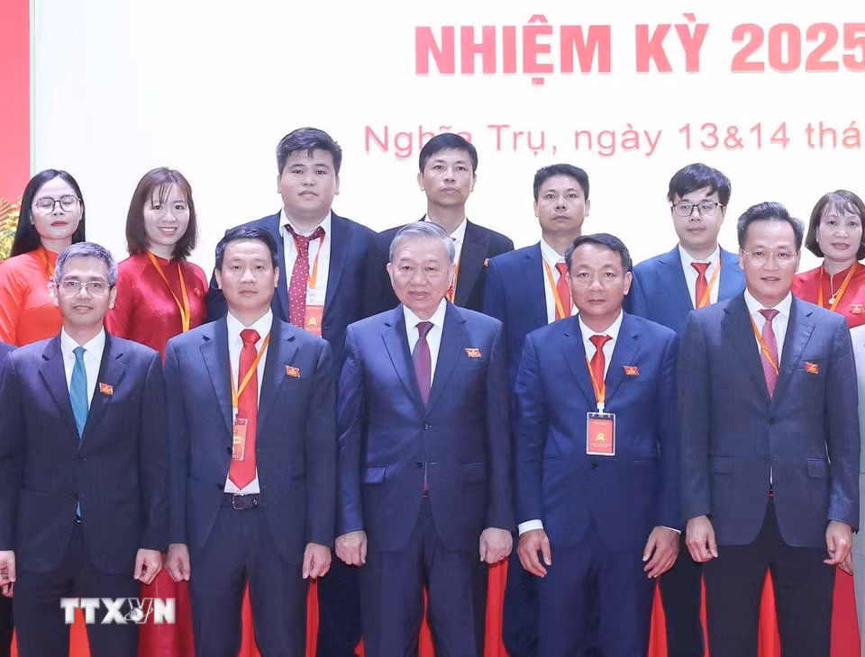 Tổng Bí thư Tô Lâm và đại biểu với Ban Chấp hành Đảng bộ xã Nghĩa Trụ nhiệm kỳ 2025-2030. (Ảnh: Thống Nhất/TTXVN)