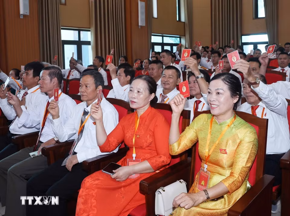 Các đại biểu biểu quyết thông qua dự thảo Nghị quyết đại hội. (Ảnh: Thống Nhất/TTXVN)