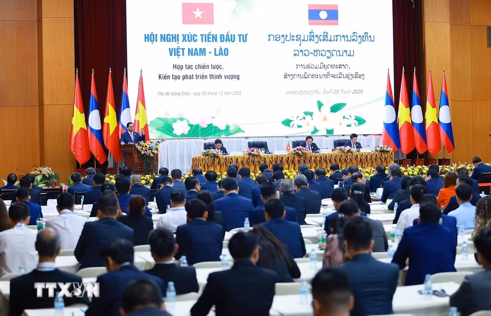 Thủ tướng Phạm Minh Chính phát biểu tại Hội nghị xúc tiến đầu tư Việt Nam-Lào năm 2025. (Ảnh: Dương Giang/TTXVN)