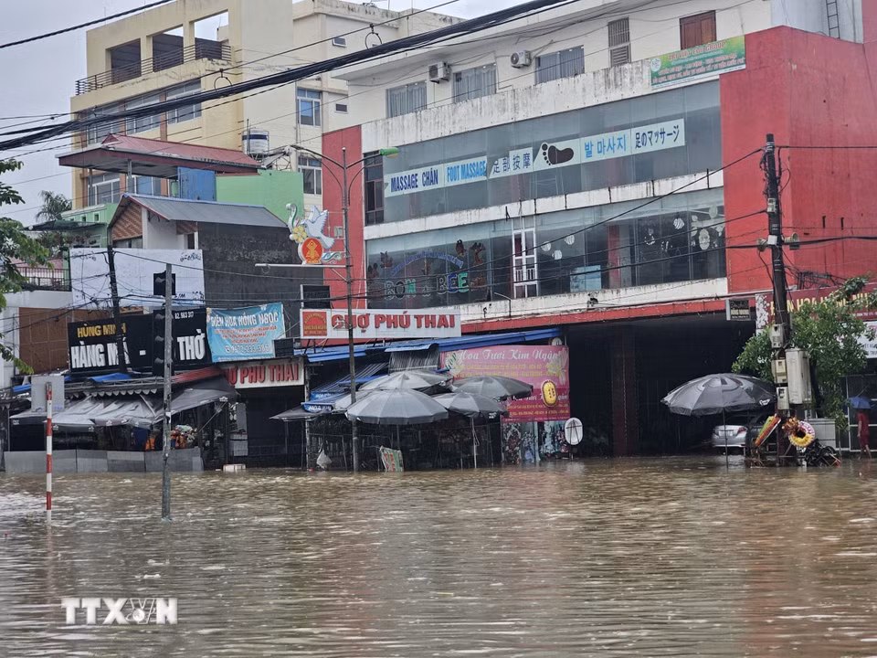 Chợ Phú Thái trên đường Quang Trung, phường Phan Đình Phùng bị ngập sâu. (Ảnh: Thảo Nguyên/TTXVN)