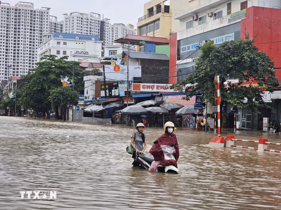 Người dân di chuyển rất khó khăn tại Ngã tư Phú Thái - Quang Trung, phường Phan Đình Phùng. (Ảnh: Thảo Nguyên/TTXVN)