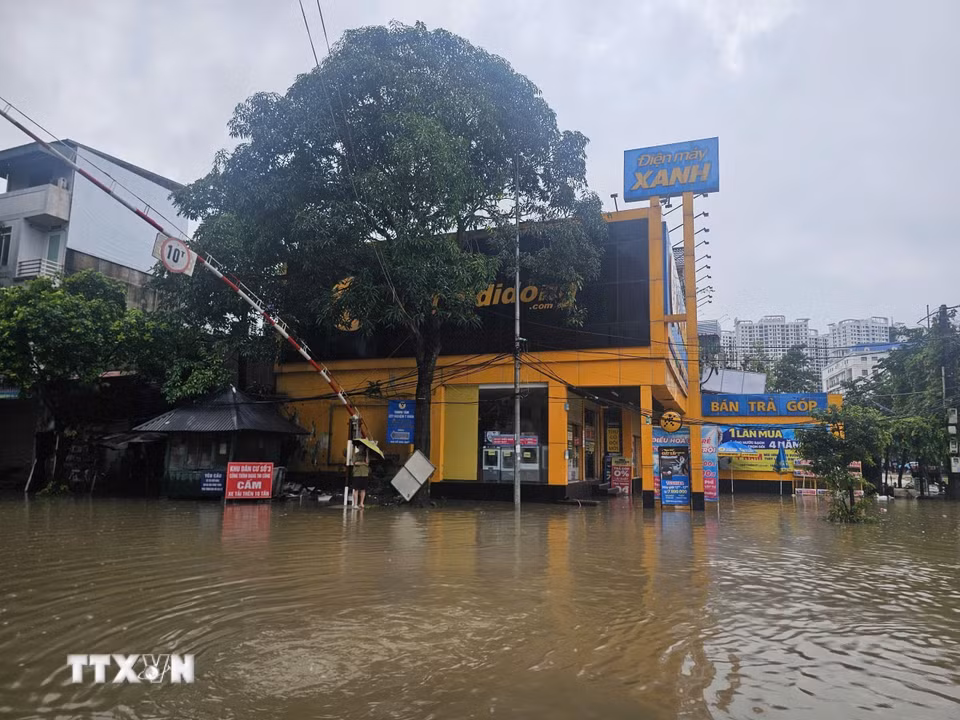 Nước ngập tại Đường Quang Trung, phường Phan Đình Phùng, tỉnh Thái Nguyên.(Ảnh: Thảo Nguyên/TTXVN)