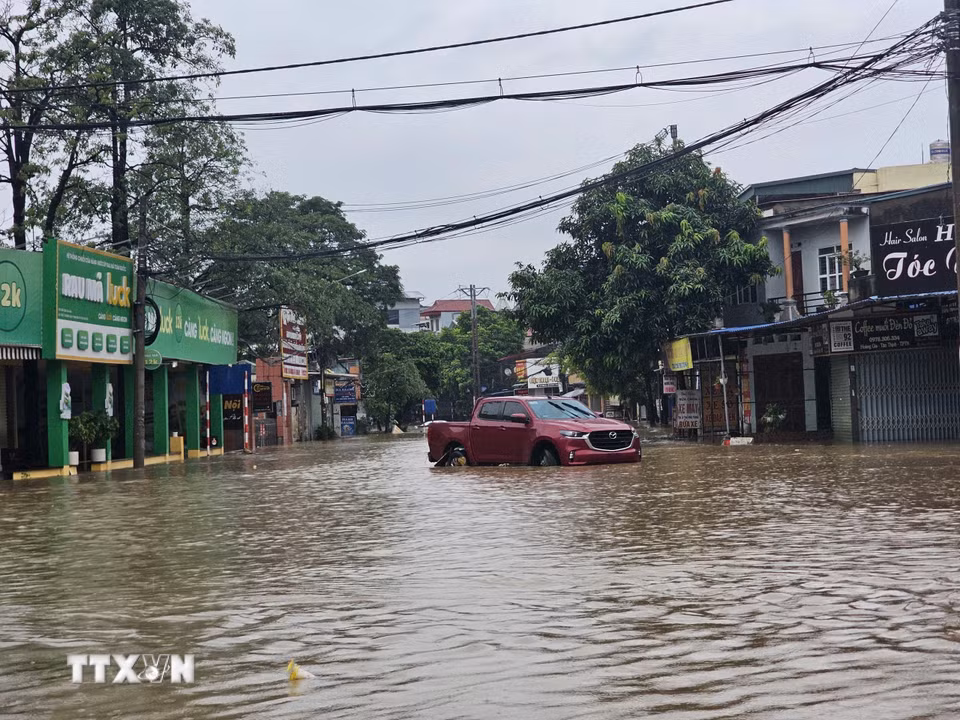 Người dân di chuyển rất khó khăn tại Ngã tư Phú Thái - Quang Trung, phường Phan Đình Phùng. (Ảnh: Thảo Nguyên/TTXVN)