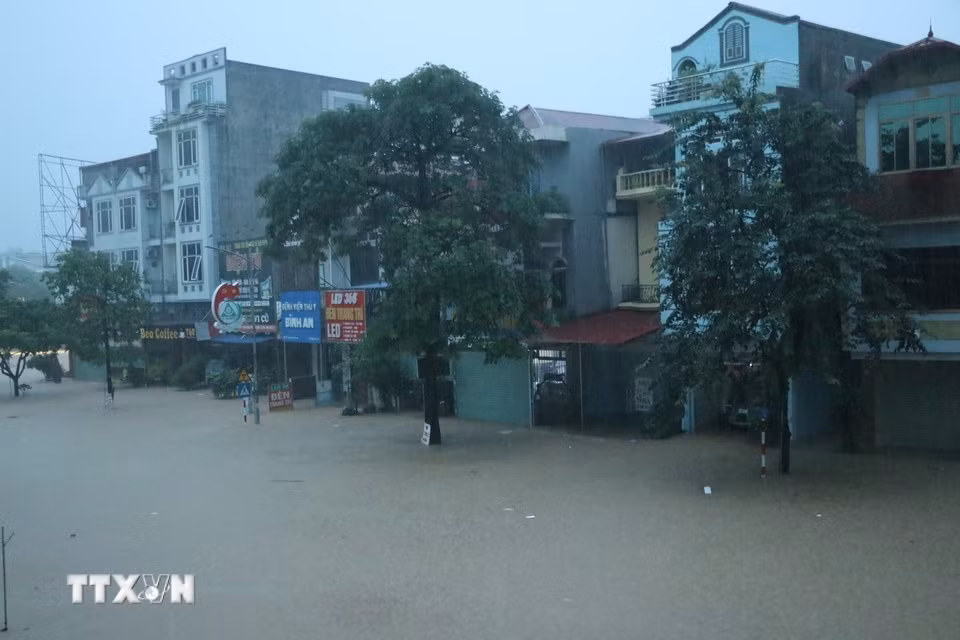 Mưa lớn gây ngập lụt tại phường Phan Đình Phùng, tỉnh Thái Nguyên. (Ảnh: Quân Trang/TTXVN)