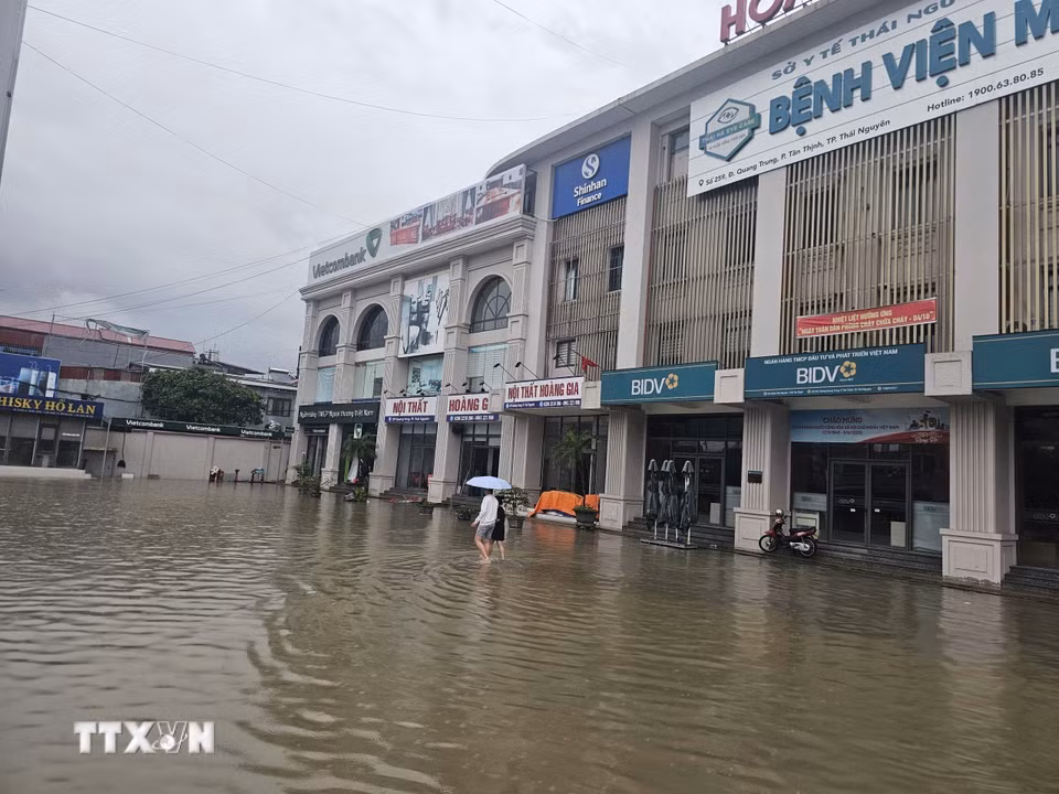Nước ngấp nghé Trung tâm thương mại Hoàng Gia Plaza, phường Phan Đình Phùng. (Ảnh: Thảo Nguyên/TTXVN)
