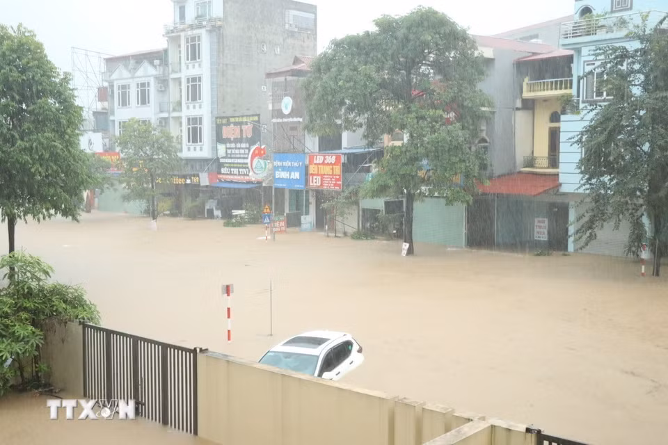 Mưa lớn gây ngập lụt tại phường Phan Đình Phùng, tỉnh Thái Nguyên. (Ảnh: Quân Trang/TTXVN)