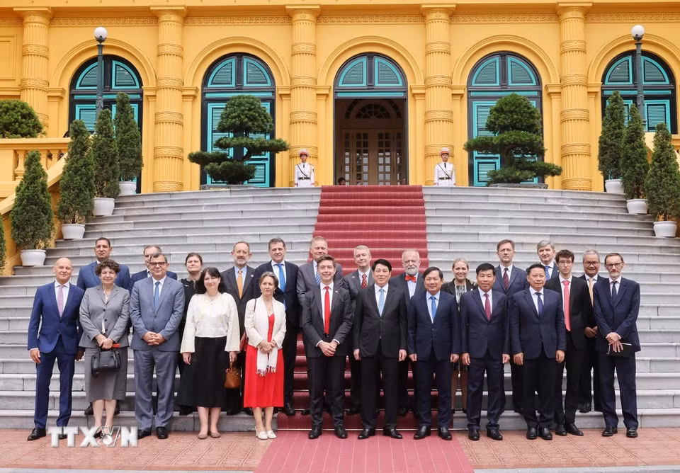 Chủ tịch nước Lương Cường với đại sứ, đại biện các nước thành viên Liên minh châu Âu (EU) tại Việt Nam. (Ảnh: Lâm Khánh/TTXVN)