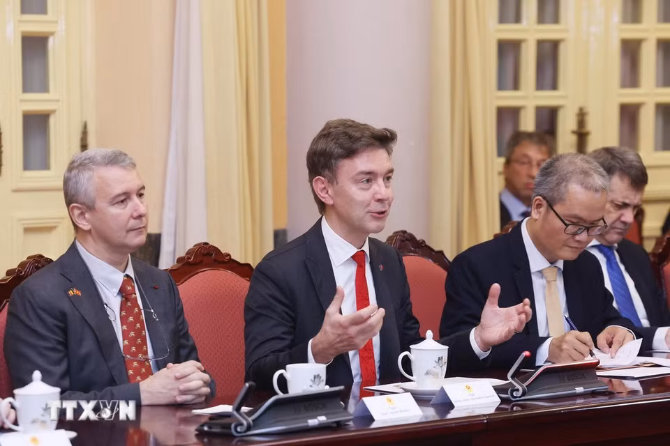 Ông Julien Guerrier, Đại sứ, Trưởng Phái đoàn Liên minh châu Âu tại Việt Nam (giữa) phát biểu. (Ảnh: Lâm Khánh/TTXVN)