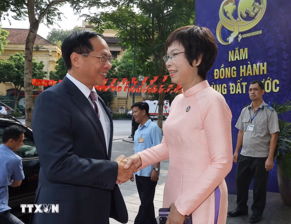 Tổng Giám đốc TTXVN Vũ Việt Trang đón Phó Thủ tướng Bùi Thanh Sơn. (Ảnh: TTXVN)