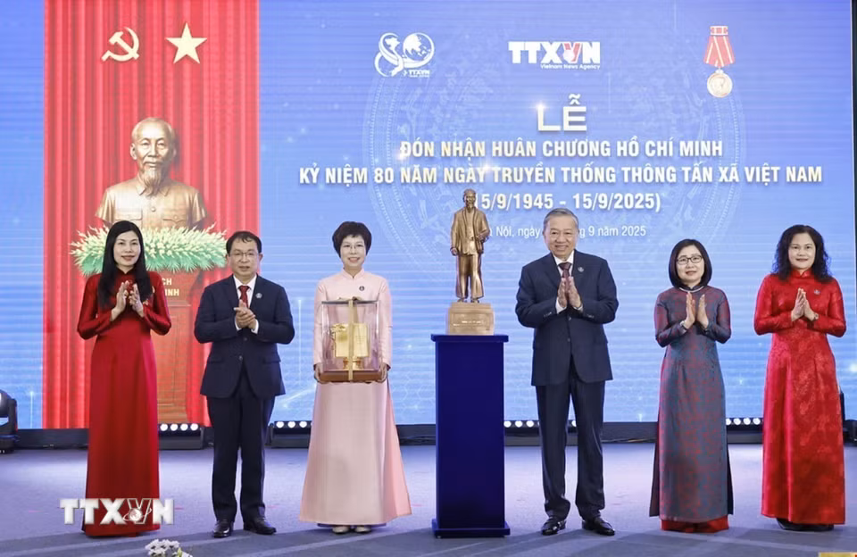 Tổng Bí thư Tô Lâm tặng Thông tấn xã Việt Nam bức tượng Chủ tịch Hồ Chí Minh. (Ảnh: Doãn Tấn/TTXVN)