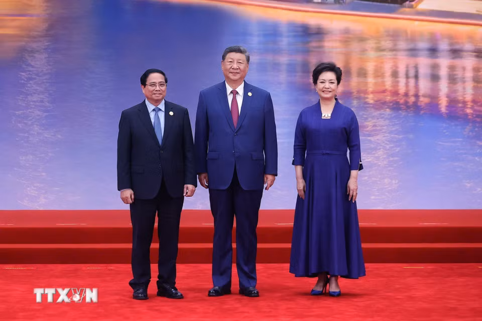 Tổng Bí thư, Chủ tịch nước Trung Quốc Tập Cận Bình và Phu nhân đón Thủ tướng Phạm Minh Chính đến dự chiêu đãi SCO 2025. (Ảnh: Dương Giang/TTXVN)
