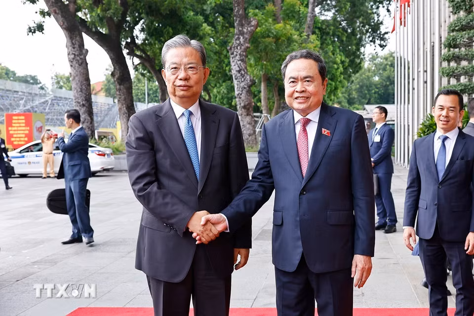 Chủ tịch Quốc hội Trần Thanh Mẫn đón Ủy viên trưởng Nhân đại toàn quốc Trung Quốc Triệu Lạc Tế. (Ảnh: Doãn Tấn/TTXVN)