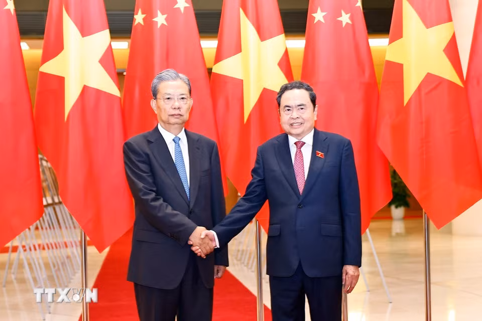 Chủ tịch Quốc hội Trần Thanh Mẫn đón Ủy viên trưởng Nhân đại toàn quốc Trung Quốc Triệu Lạc Tế. (Ảnh: Doãn Tấn/TTXVN)