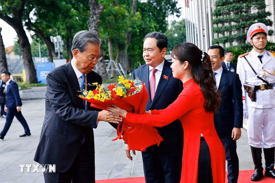 Chủ tịch Quốc hội Trần Thanh Mẫn đón Ủy viên trưởng Nhân đại toàn quốc Trung Quốc Triệu Lạc Tế. (Ảnh: Doãn Tấn/TTXVN)