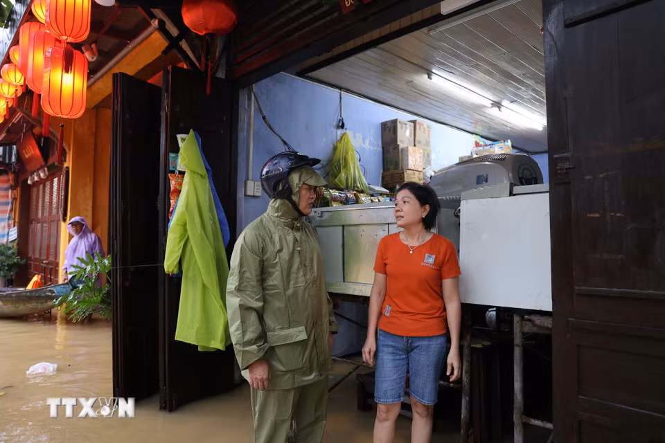 Chủ tịch phường Hội An hỏi động viên người dân. (Ảnh: Anh Dũng/TTXVN)