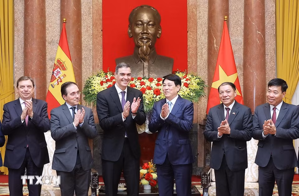 Chủ tịch nước Lương Cường với Thủ tướng Tây Ban Nha Pedro Sánchez và các đại biểu. (Ảnh: Lâm Khánh/TTXVN)