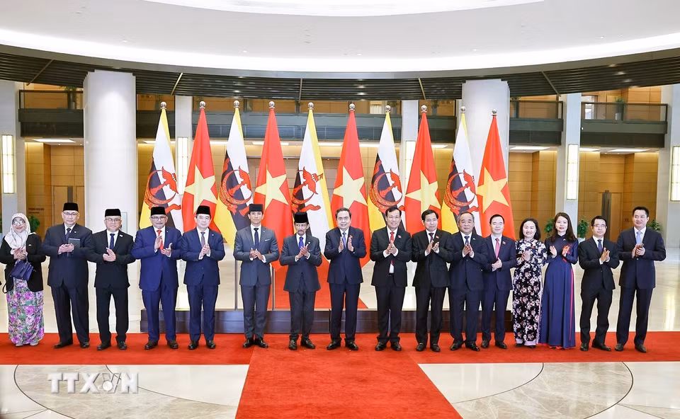 Chủ tịch Quốc hội Trần Thanh Mẫn và Quốc vương Brunei Darussalam Haji Hassanal Bolkiah với đại biểu. (Ảnh: Doãn Tấn/TTXVN)