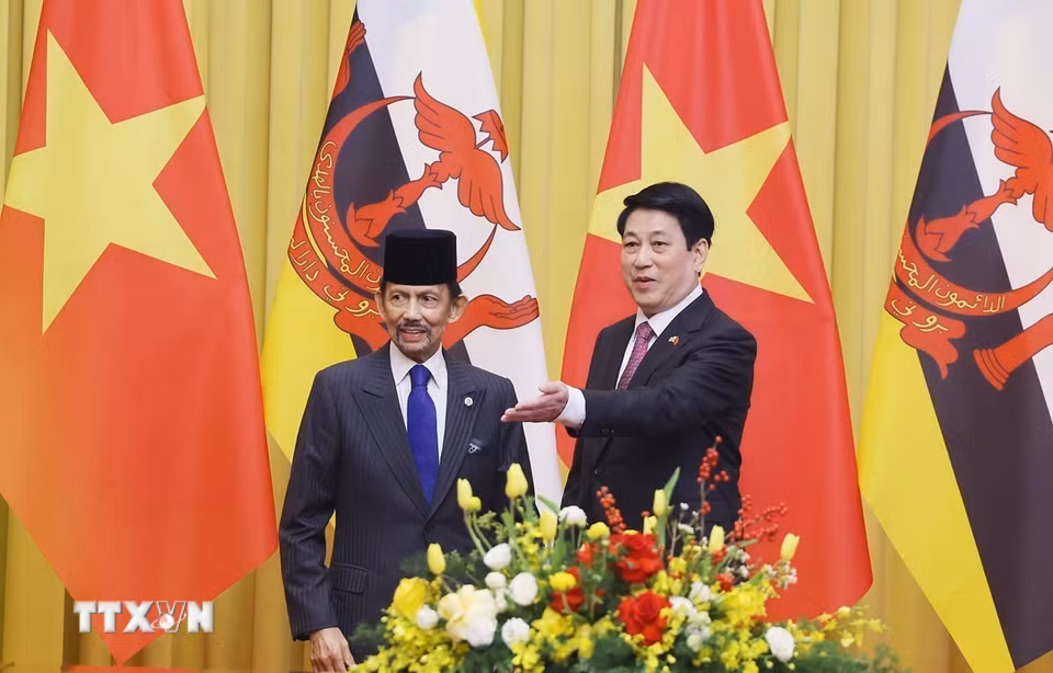 Chủ tịch nước Lương Cường và Quốc vương Brunei Darussalam Haji Hassanal Bolkiah. (Ảnh: Lâm Khánh/TTXVN)