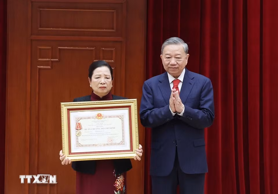 Tổng Bí thư Tô Lâm truy tặng Huân chương Hồ Chí Minh cho nguyên Ủy viên Bộ Chính trị, nguyên Chủ tịch nước Trần Đại Quang. (Ảnh: Thống Nhất/TTXVN)