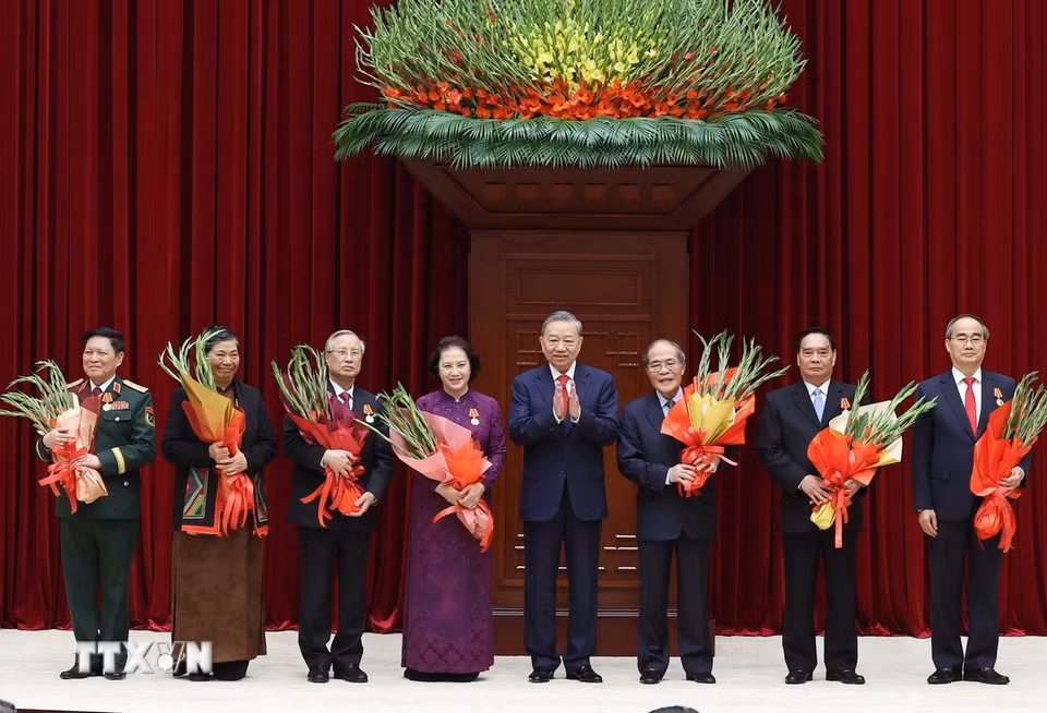 Tổng Bí thư Tô Lâm trao tặng Huân chương Hồ Chí Minh cho các đồng chí nguyên lãnh đạo Đảng, Nhà nước. (Ảnh: Thống Nhất/TTXVN)